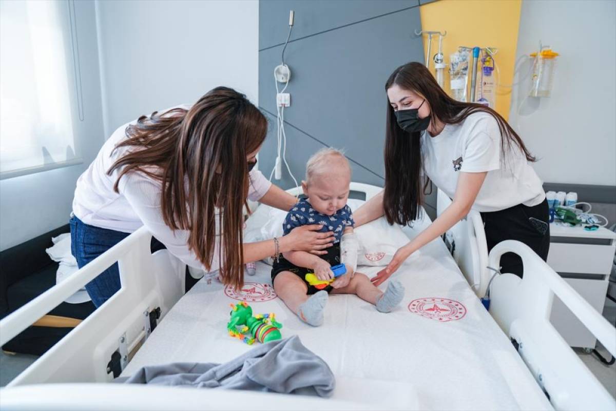 Kadir Efe bebek erişkin kadavradan alınan ince bağırsağın kısaltılmasıyla iyileşti