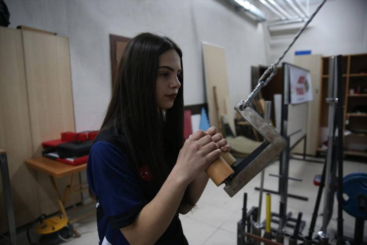 T&uuml;rkiye'de bileği b&uuml;k&uuml;lmeyen Neslihan'ın hedefi Avrupa şampiyonluğu