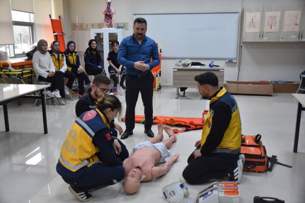 G&uuml;m&uuml;şhane'de İlk ve Acil Yardım Programı &ouml;ğrencileri tatbikatlarla sahaya hazırlanıyor