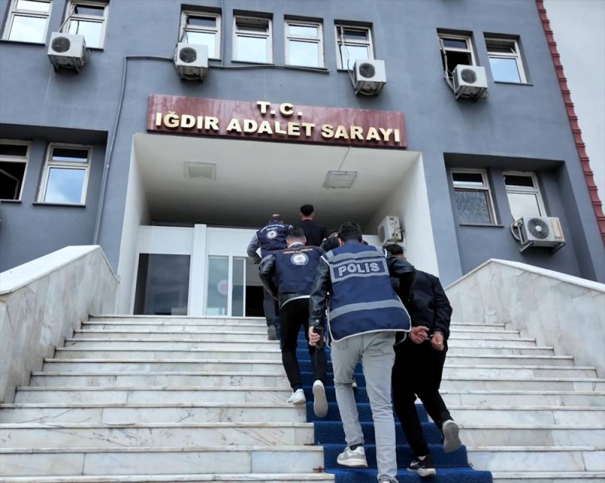 Iğdır'daki g&ouml;&ccedil;men ka&ccedil;ak&ccedil;ılığı operasyonunda 3 zanlı tutuklandı