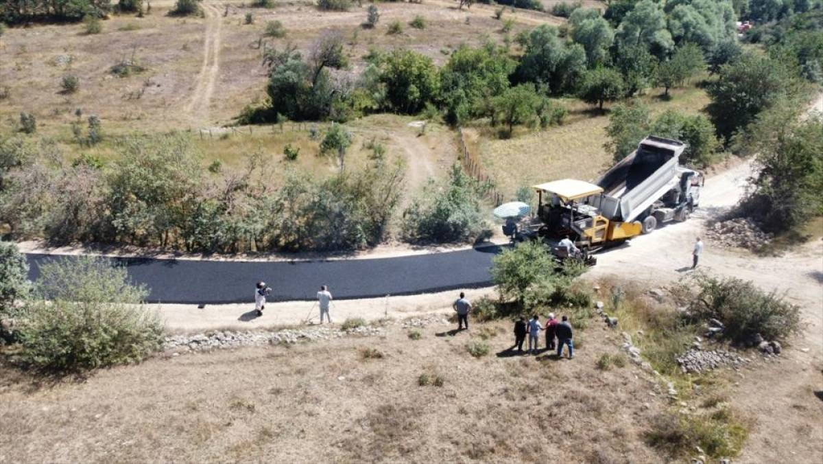 Karab&uuml;k'&uuml;n k&ouml;y yolları &Ouml;zel İdare ekiplerince asfaltla buluşturuluyor