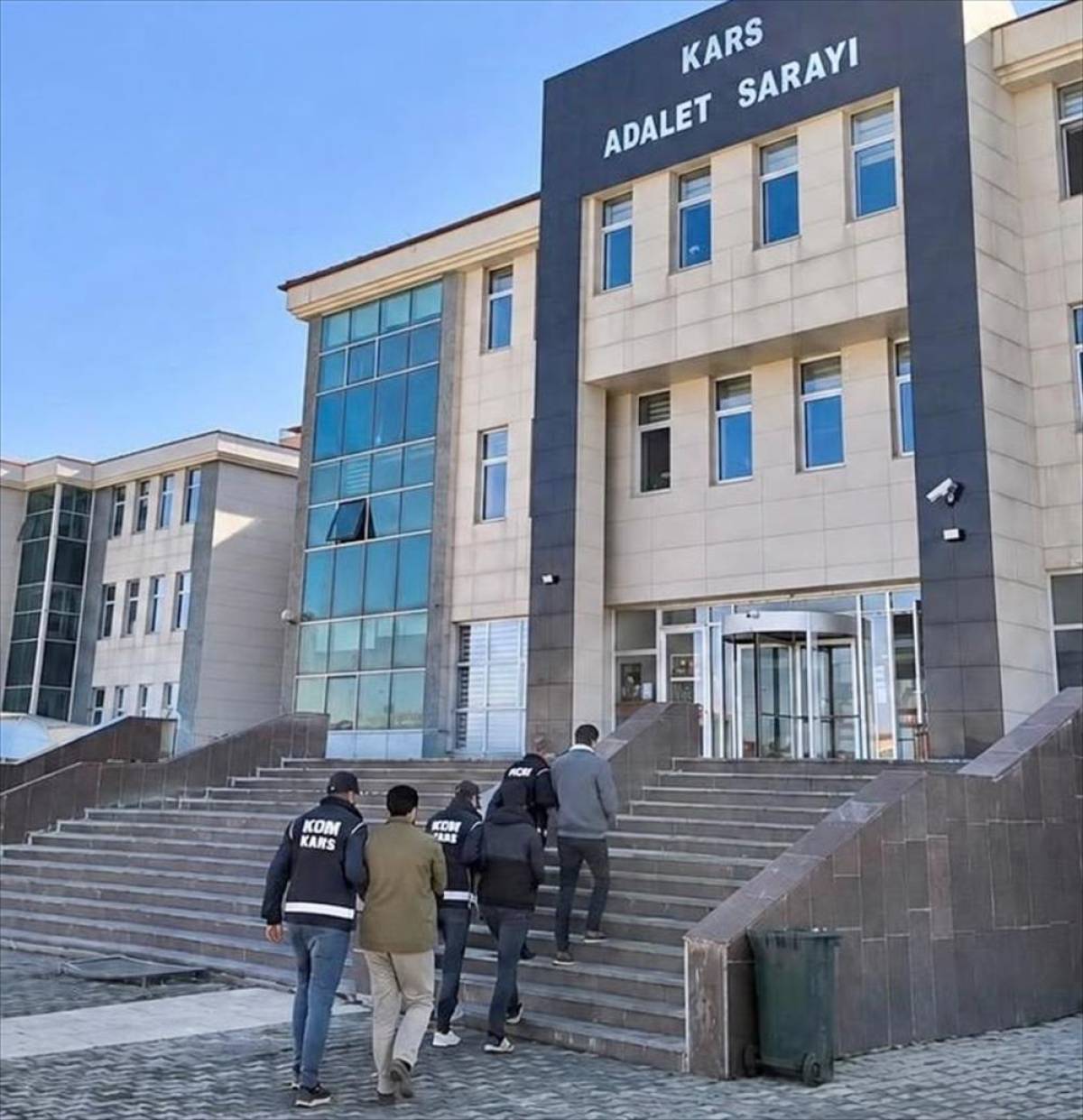 Kars ve Bursa'da "zimmet ve sahtecilik" operasyonunda 2 zanlı tutuklandı