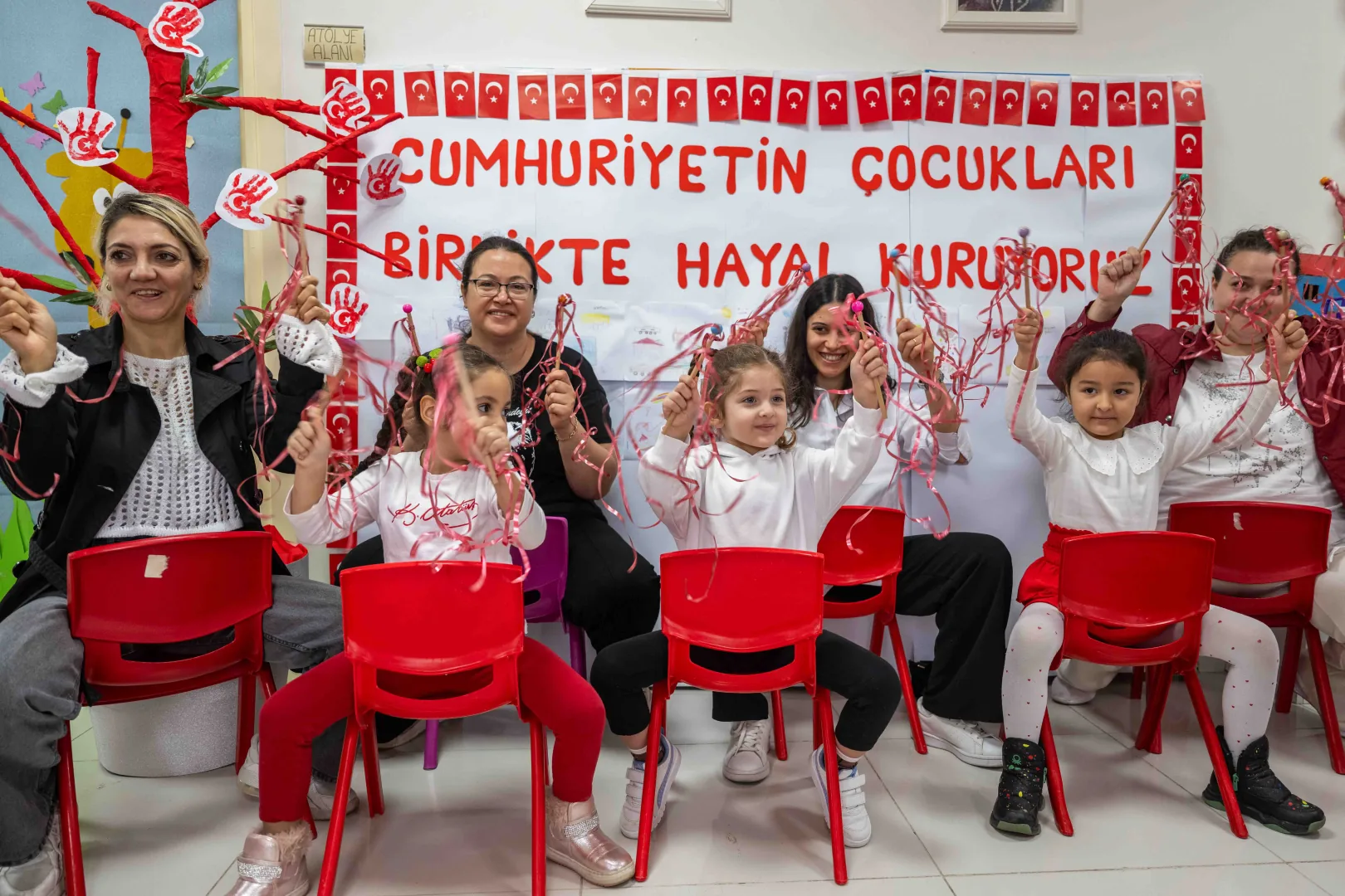 Bornova'da Cumhuriyet coşkusu &ccedil;ocuklarla başladı