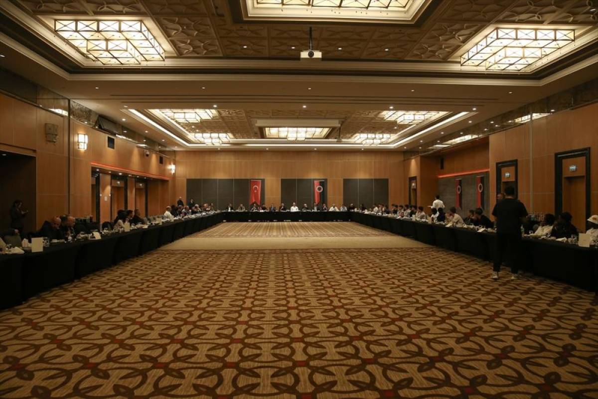 Gen&ccedil;lerbirliği'nde y&ouml;netim ve futbolcular yemekte bir araya geldi