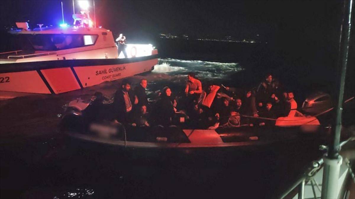 İzmir a&ccedil;ıklarında 24 d&uuml;zensiz g&ouml;&ccedil;men yakalandı