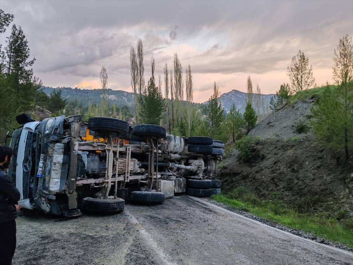 Denizli'de devrilen hafriyat kamyonunun s&uuml;r&uuml;c&uuml;s&uuml; hayatını kaybetti