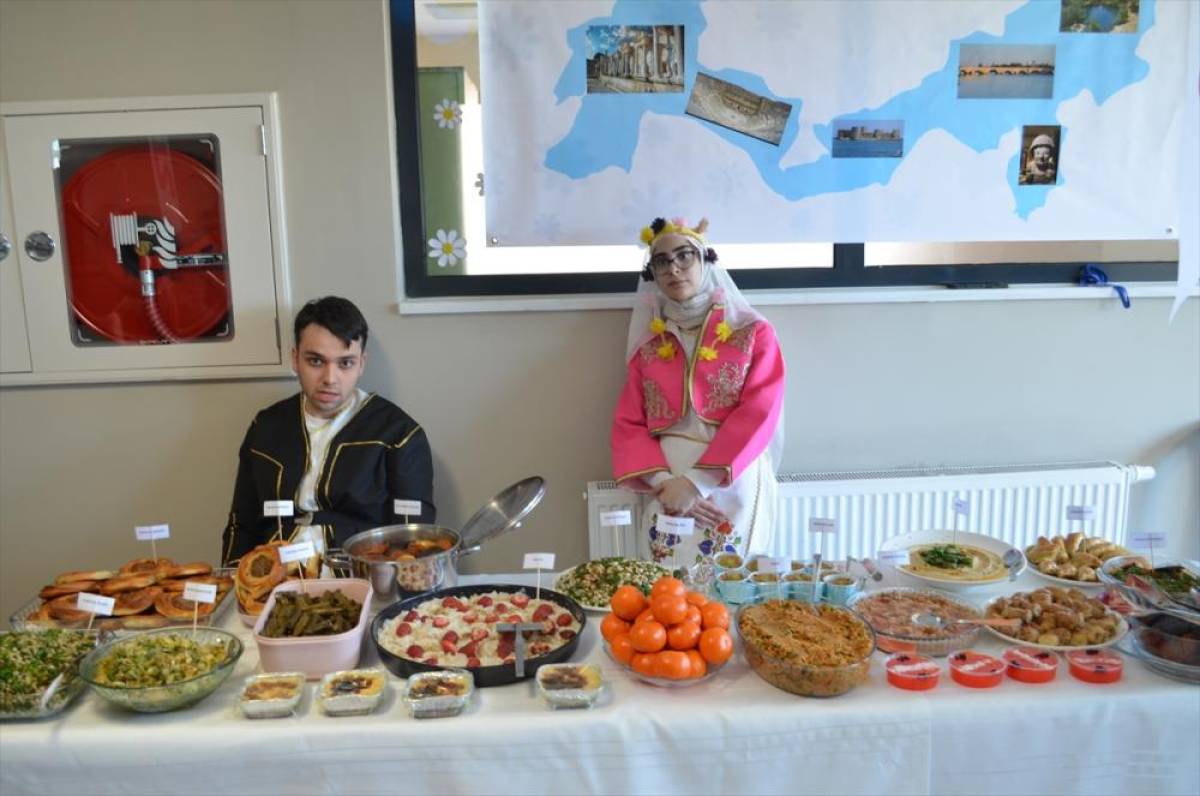 Kocaeli'de &ouml;zel &ouml;ğrenciler yemek etkinliğinde h&uuml;nerlerini sergiledi