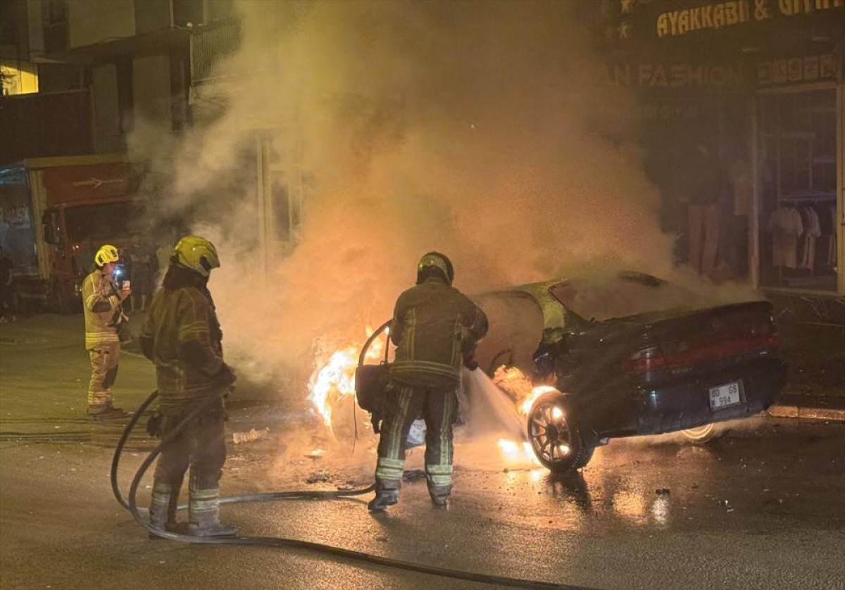 Bursa'da seyir halindeki otomobil yandı