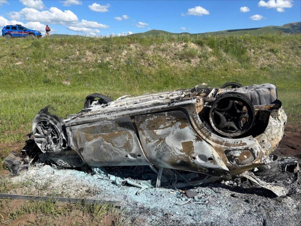 Kars'ta şarampole devrilip alev alan otomobilin s&uuml;r&uuml;c&uuml;s&uuml;n&uuml; vatandaşlar kurtardı