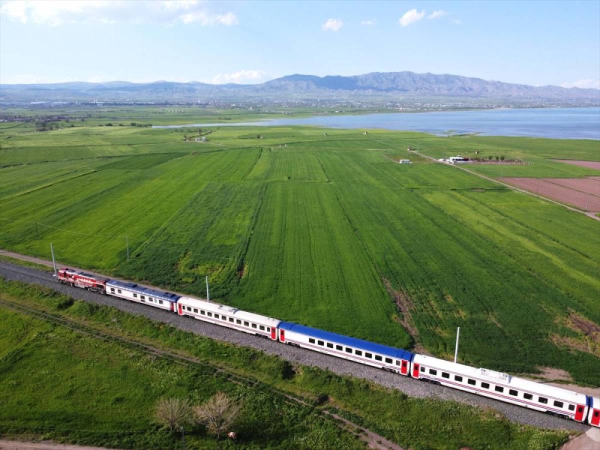 Van G&ouml;l&uuml; Ekspresi, yolcularına doğal g&uuml;zellikleri keşfetme imkanı sunuyor