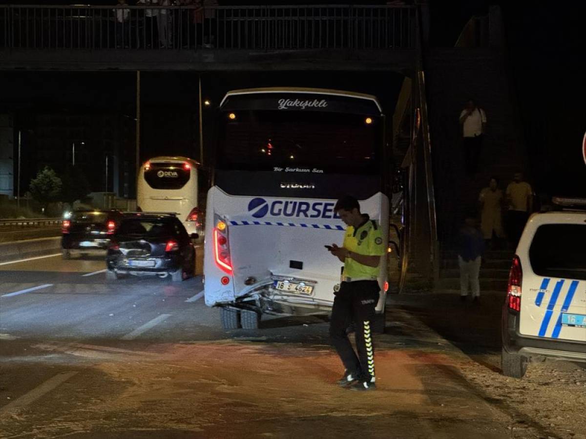 Bursa'da otomobilin iş&ccedil;i servisine &ccedil;arpması sonucu 6 kişi yaralandı