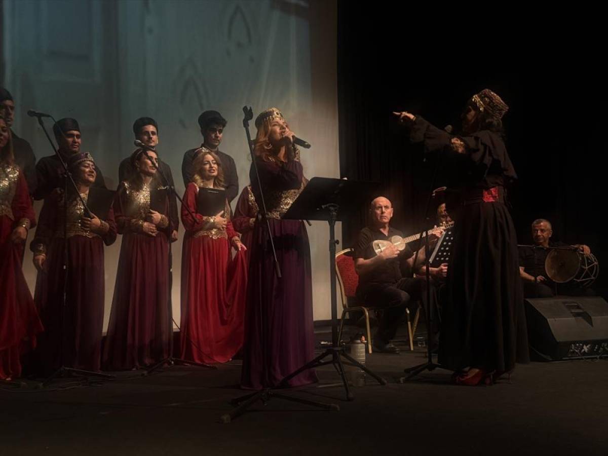 Bursa'da Harı-B&uuml;lb&uuml;l Korosu konser verdi