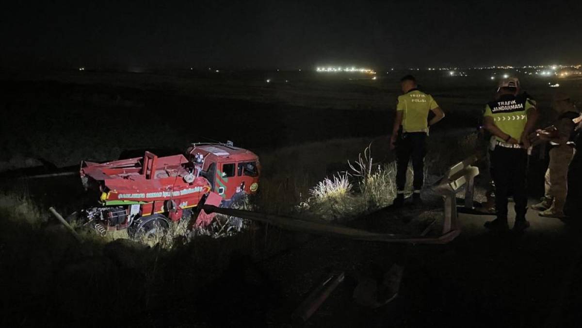 Şanlıurfa'da minib&uuml;s ile araz&ouml;z&uuml;n &ccedil;arpıştığı kazada 8 kişi yaralandı