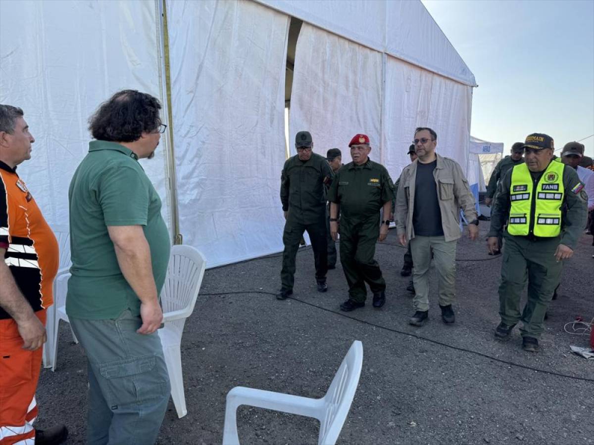Venezuela Savunma Bakanı Lopez ve Dışişleri Bakanı Gil, T&uuml;rk arama kurtarma ekibini ziyaret etti