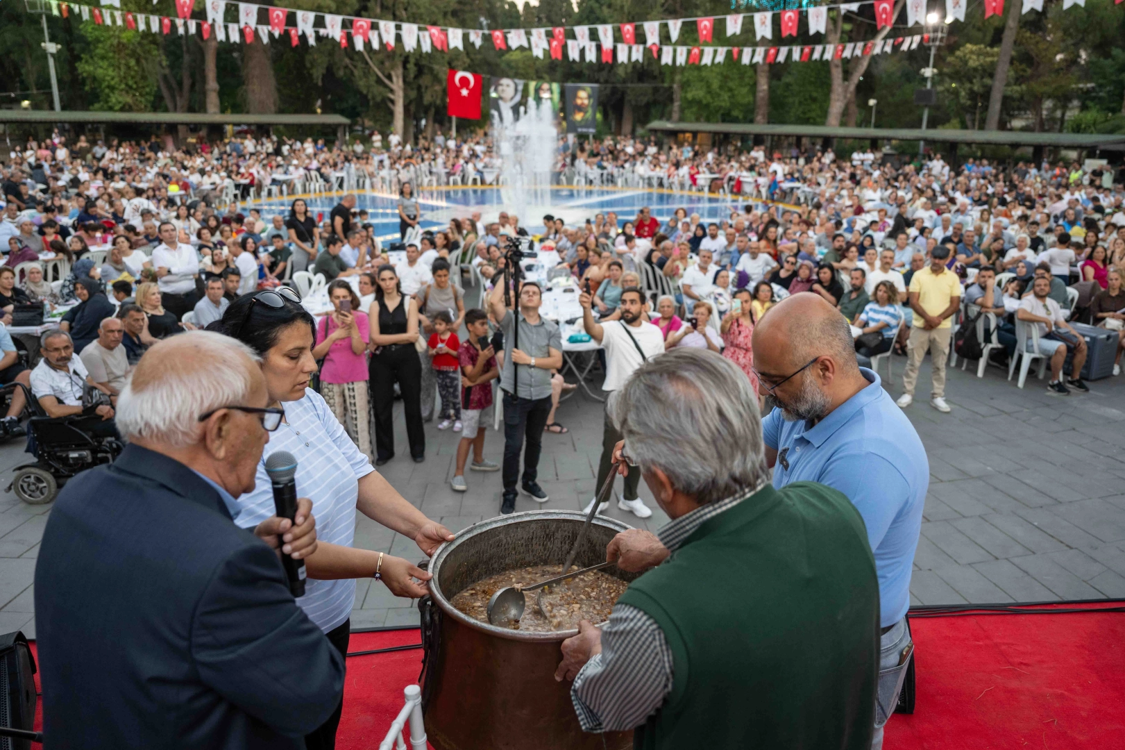 İzmir Bornova&rsquo;da 3500 kişilik aşure sofrası kuruldu