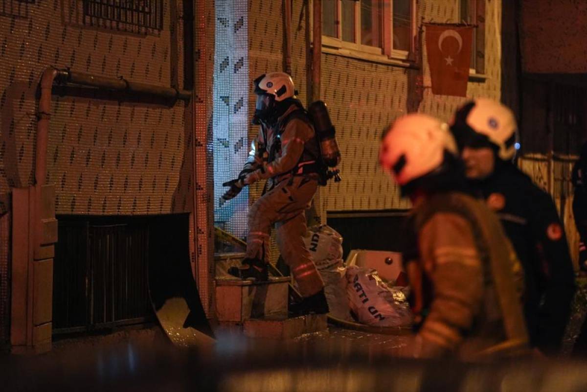 Kağıthane'de bir binanın &ccedil;atı katında &ccedil;ıkan yangın s&ouml;nd&uuml;r&uuml;ld&uuml;