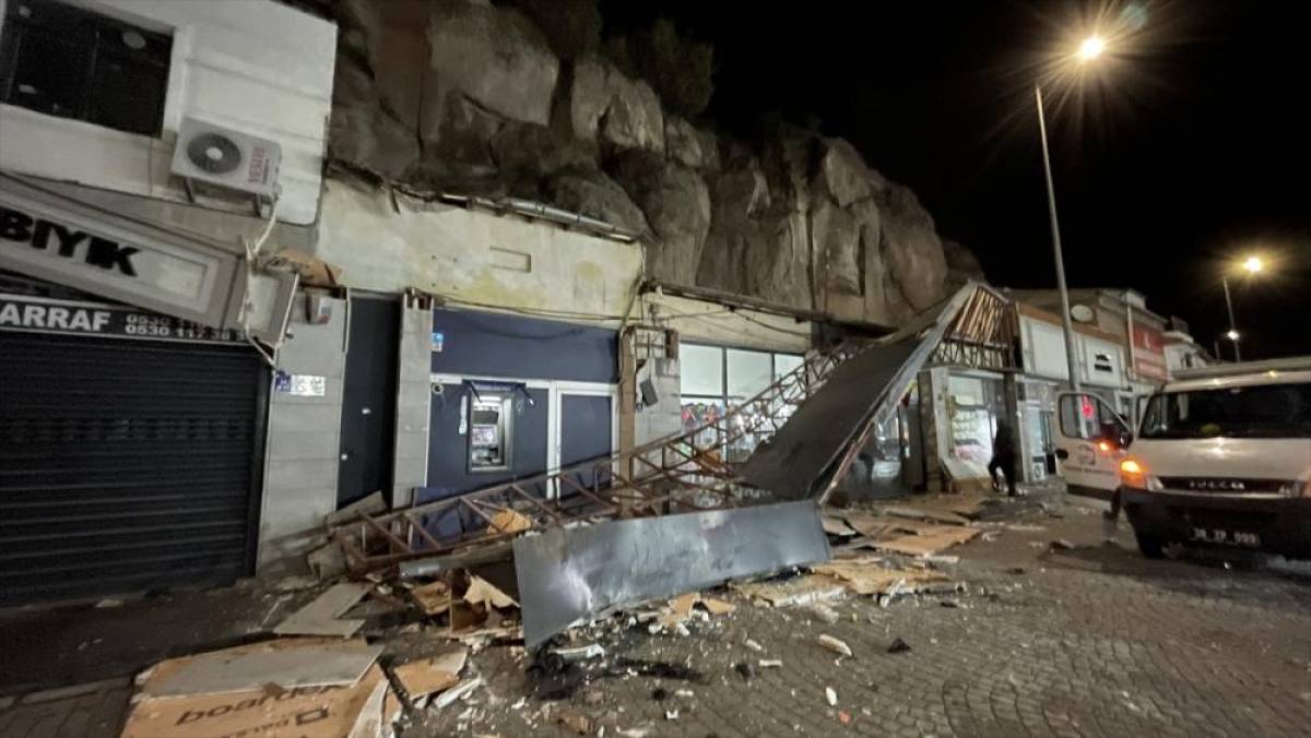 Kayseri'de kayalıklardan iş yerlerinin &uuml;zerine d&uuml;şen otomobilin s&uuml;r&uuml;c&uuml;s&uuml; yaralandı