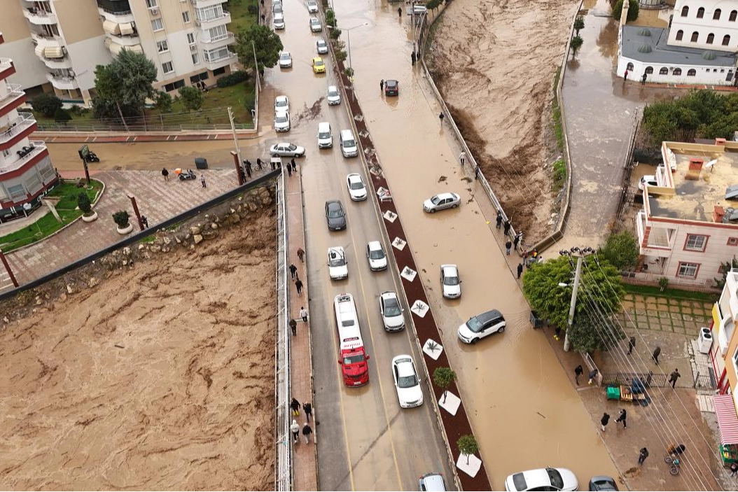 Mersin'de dere taştı, bir&ccedil;ok ara&ccedil; zarar g&ouml;rd&uuml;