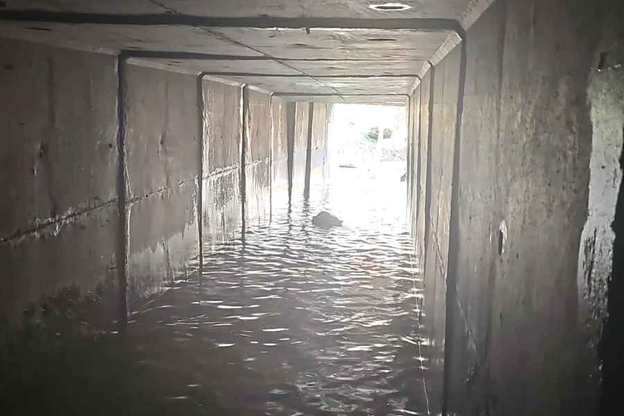 İzmir&rsquo;de sağanak yağış sonrası ara&ccedil;lar dereye s&uuml;r&uuml;klendi