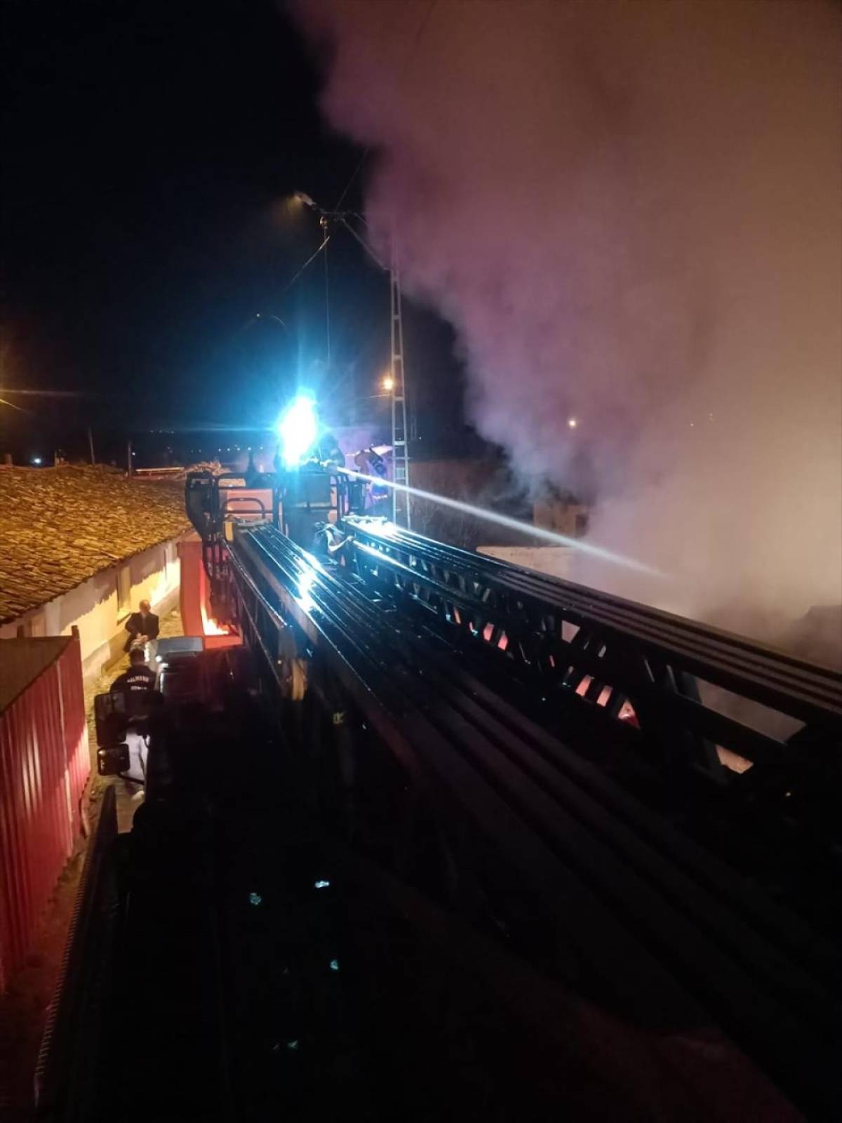 Balıkesir'de samanlıkta &ccedil;ıkan yangın s&ouml;nd&uuml;r&uuml;ld&uuml;