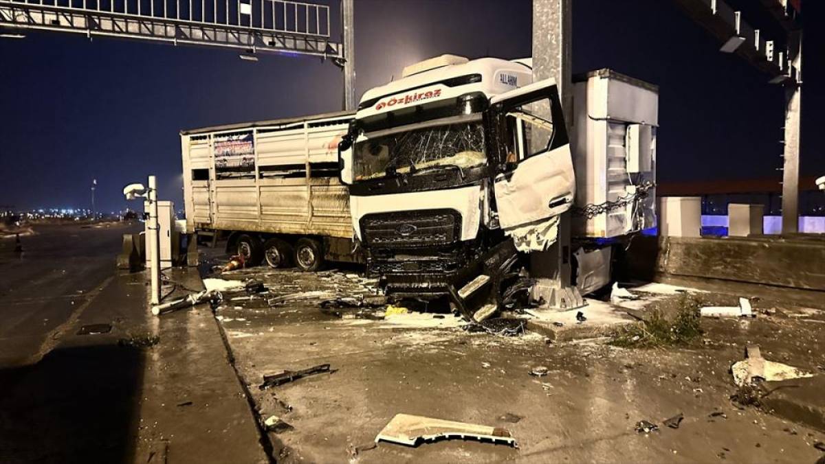 Hatay'da otoyol gişelerinde direğe &ccedil;arpan tırda yangın &ccedil;ıktı