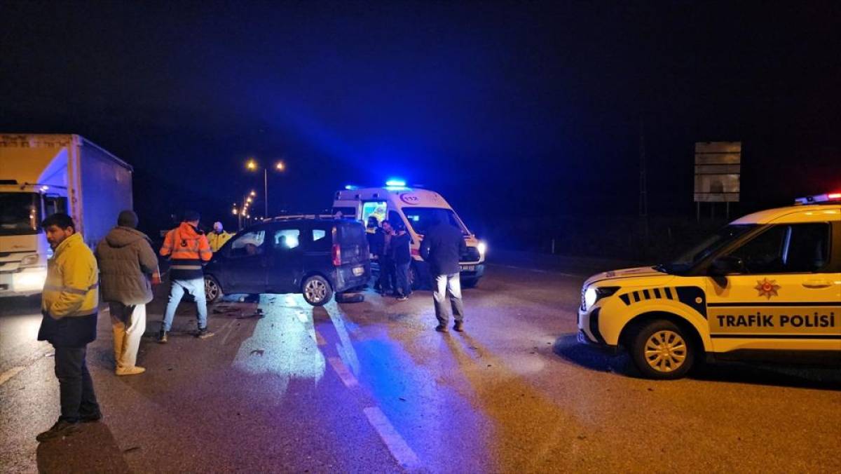 &Ccedil;orum'da otomobille hafif ticari aracın &ccedil;arpıştığı kazada 5 kişi yaralandı