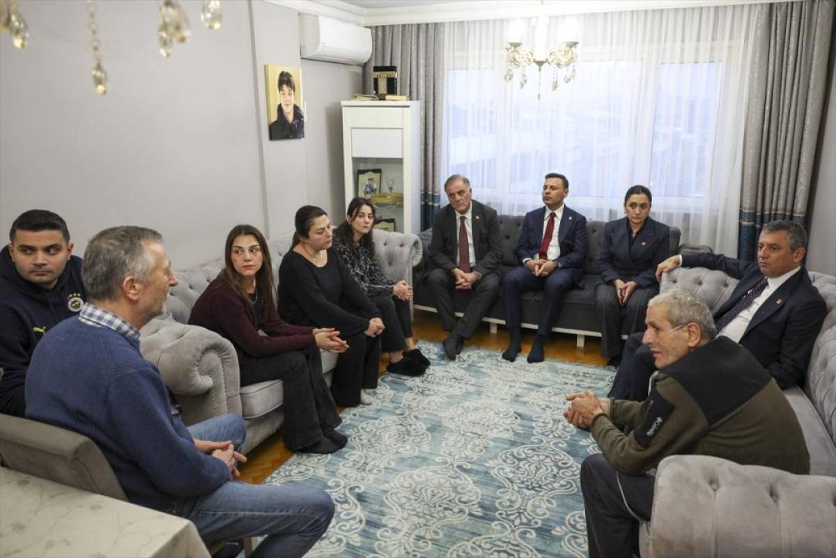 CHP Genel Başkanı &Ouml;zel'den Atlas &Ccedil;ağlayan'ın ailesine taziye ziyareti