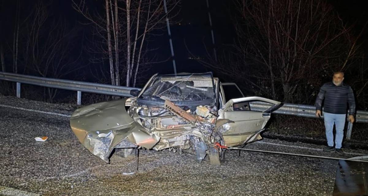 Bursa'da iki otomobilin &ccedil;arpıştığı kazada 3 kişi yaralandı