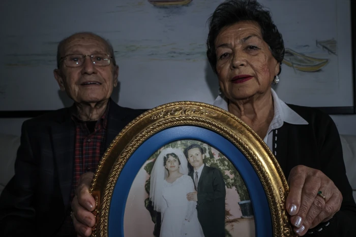 62 yıllık evli çift sahnede aşk şarkılarını birlikte söylüyor