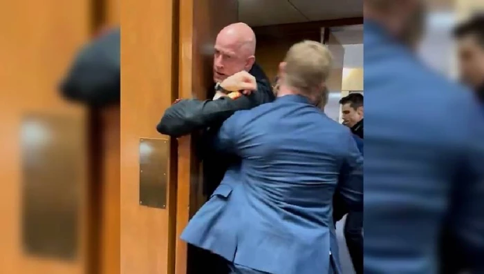 ABD polisi, İran'a saldırıları protesto eden eski askeri g&ouml;zaltına almaya &ccedil;alışırken kolunu kırdı