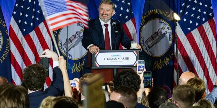 ABD'de İsrail yanlısı grupların hedefe koyduğu Cumhuriyet&ccedil;i Kongre &uuml;yesi Thomas Massie &ouml;n se&ccedil;imleri kaybetti