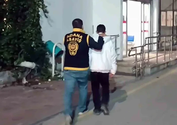 Adana'da bir &ccedil;ocuğun ağır yaralandığı silahlı saldırı g&uuml;venlik kamerasında