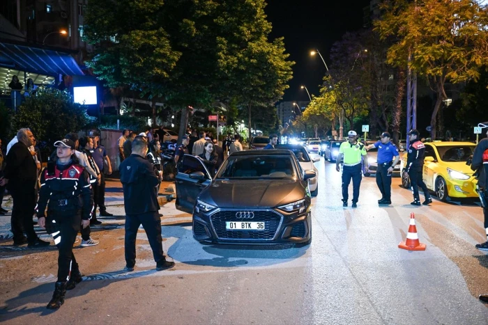 Adana'da helikopter destekli "huzur ve g&uuml;ven" uygulamasında aranan 66 ş&uuml;pheli yakalandı