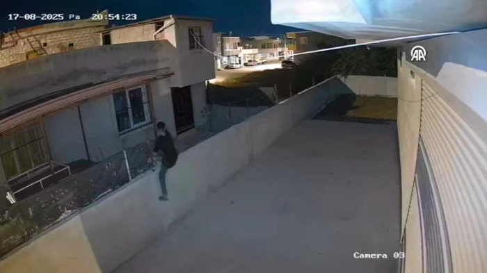 Adana'da hırsızın eve balkondan girmesi g&uuml;venlik kamerasında