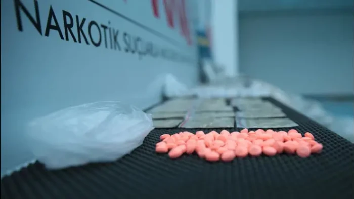 Adana'da kemerine gizlediği uyuşturucuyu satarken yakalanan sanığa 15 yıl hapis