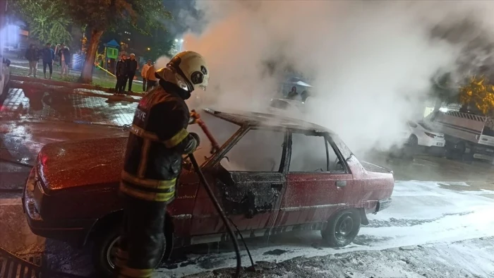 Adana'da park halindeki otomobilde &ccedil;ıkan yangın s&ouml;nd&uuml;r&uuml;ld&uuml;