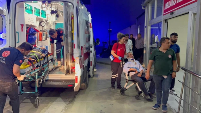 Adana'da trakt&ouml;rle otomobilin &ccedil;arpıştığı kazada 4 kişi yaralandı