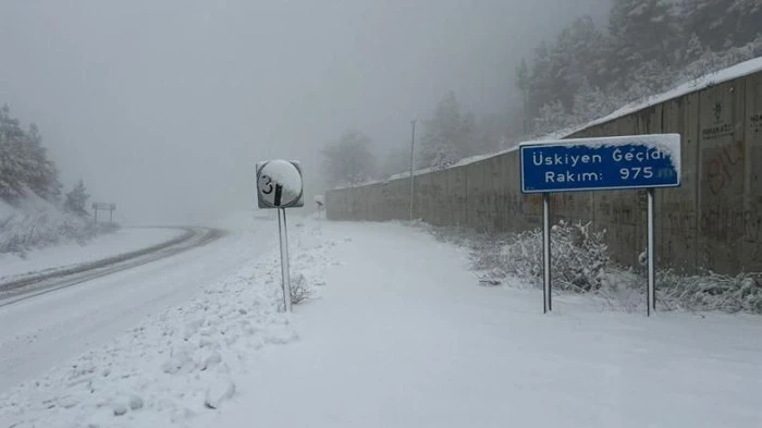 Adana'nın y&uuml;ksek kesimlerinde kar yağışı etkili oldu