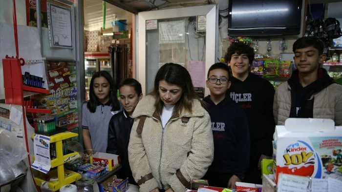 Afyonkarahisar'da &ouml;ğretmen ve &ouml;ğrenciler, veresiye defterlerindeki bor&ccedil;ları kapattı