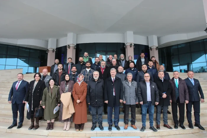 Aİ&Ccedil;&Uuml; Rekt&ouml;r&uuml; Prof. Dr. G&uuml;l&ccedil;in, basın mensuplarıyla bir araya geldi