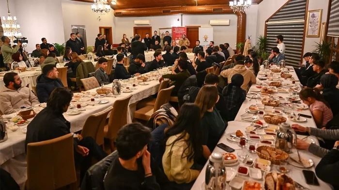 AK Parti Genel Başkan Yardımcısı Kaya İstanbul'da sahurda gen&ccedil;lerle buluştu: