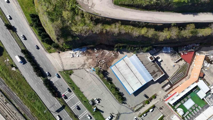 Akaryakıt istasyonunda 3 kişinin &ouml;ld&uuml;ğ&uuml; heyelanla ilgili davaya devam edildi