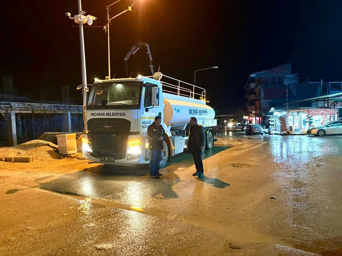 AK&Ccedil;ADAĞ&rsquo;DA GECE MESAİSİ: TEMİZLİK &Ccedil;ALIŞMALARI YERİNDE İNCELENDİ