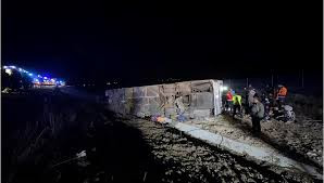 Aksaray'da yolcu otobüsünün devrilmesi sonucu 2 kişi öldü, 20 kişi yaralandı