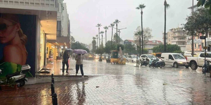 Alanya'da yağış hayatı olumsuz etkiledi