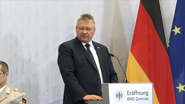 Alman İstihbarat Başkanı Bruno Kahl Komisyon toplantısında gizli evrak unuttu