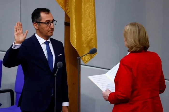 Alman siyaset&ccedil;i Cem &Ouml;zdemir, Sol Parti&rsquo;ye de AfD'ye davranıldığı gibi muamele edilmesini istedi