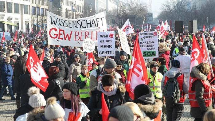 Almanya&rsquo;da kamu &ccedil;alışanları uyarı grevi yaptı