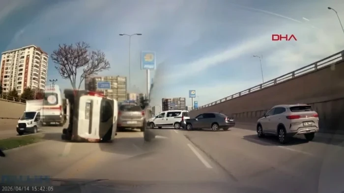 Ankara'da aracıyla trafikte makas atan s&uuml;r&uuml;c&uuml;n&uuml;n otomobile &ccedil;arpıp ka&ccedil;ması kamerada