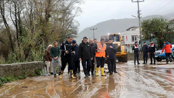 Antalya'da 5 il&ccedil;ede olumsuz hava koşulları nedeniyle eğitime bir g&uuml;n ara verildi
